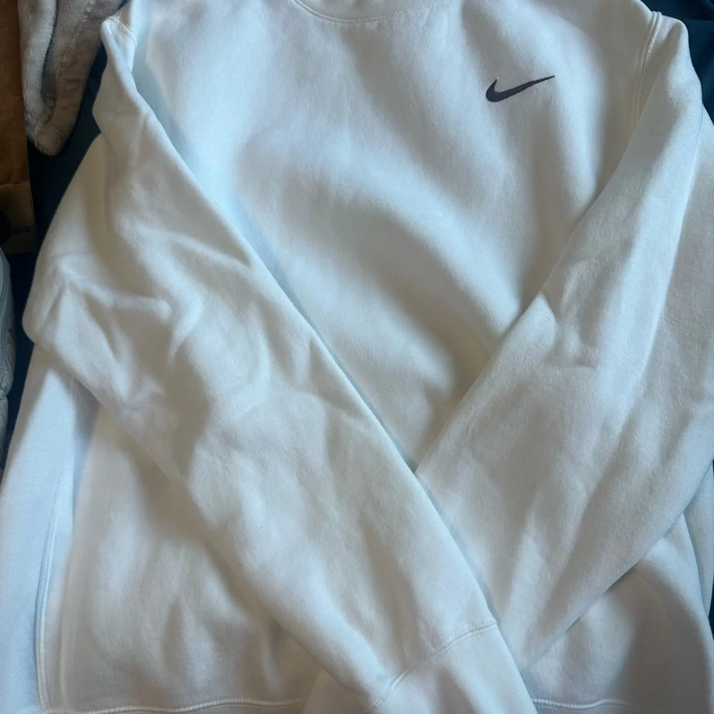 Nike Classic White Pullover - Picture 1 of 2